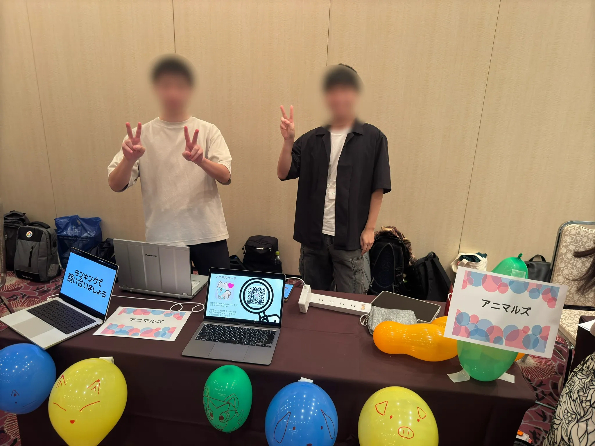 石巻ハッカソン2024で成果物を出展形式で発表する様子